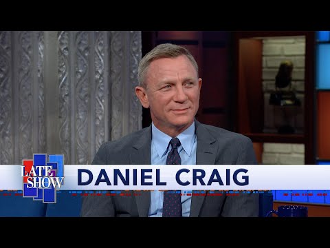 Daniel Craig And Rami Malek Shared A Kiss After A Long &quot;James Bond&quot; Writing Session