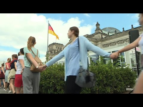 Fridays-for-Future-Aktivisten ziehen Menschenkette um den Reichstag | AFP