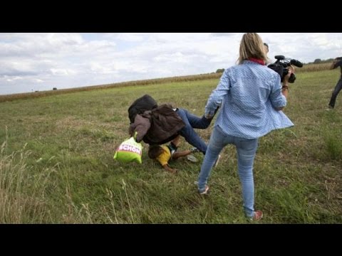 UNGARN - Aufnahmen zeigen Tritte der Kamerafrau gegen Flüchtlinge